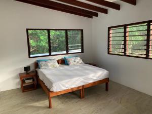 Postel nebo postele na pokoji v ubytování Turtle Bay Beach House