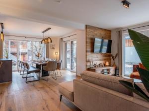 A seating area at Mountain Chalet Arnica