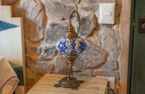 a blue and gold lamp sitting on a table at Suite Leonardo: A Cozy Space in ValQuirico in Santeagueda