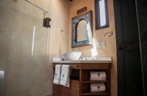 a bathroom with a sink and a mirror at Suite Leonardo: A Cozy Space in ValQuirico in Santeagueda