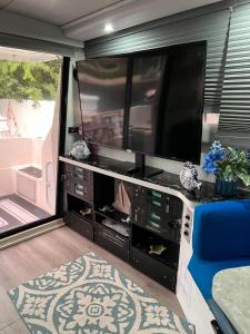 Una televisión o centro de entretenimiento en Perfect Stay In Key Largo