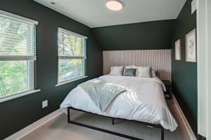 Giường trong phòng chung tại Location Modern Ohio City Luxury 2 King Beds