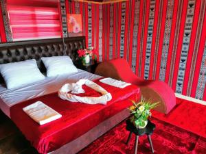 Postel nebo postele na pokoji v ubytování Rum Honeymoon Camp