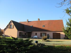 a white house with a red roof at Le relais de poste Valero in Serazereux