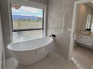 Et bad på Tarras Serenity Haven - Mountain Views and Calm