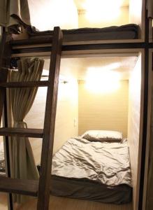 2 letti a castello in una camera con un letto di FC Hostel-Ruifang Station a Ruifang