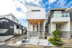 a modern house with a wooden facade at 鎌倉-Reihome in Kamakura