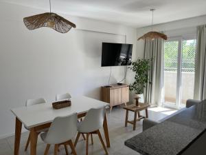 a living room with a white table and chairs at Departamento Céntrico Álamos in Santa Rosa
