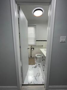 Ένα μπάνιο στο Toronto Room with Balcony - Midtown +11 φωτογραφίες