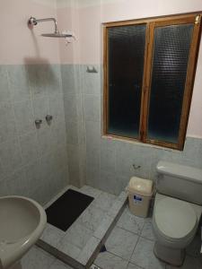 un baño con inodoro y lavabo en Central Stay Departamentos III, en Oruro
