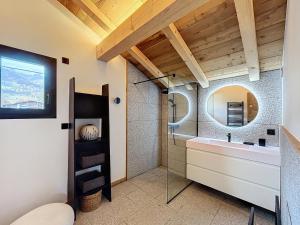 TV a/nebo společenská místnost v ubytování Chalet de luxe avec vue Mont Blanc et parking - FR-1-560-150 + 20 fotografií