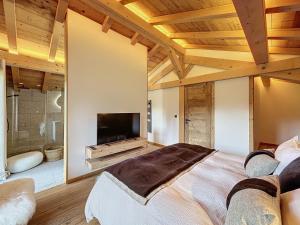 Postel nebo postele na pokoji v ubytování Chalet de luxe avec vue Mont Blanc et parking - FR-1-560-150