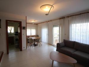 ein Wohnzimmer mit Sofa und Tisch in der Unterkunft EMPÚRIES 7 - Apartamento con vistas espectaculares desde la terraza. - ES-228-167 in Llança