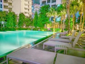 クアラルンプールにあるAgile Delima Residensi Bukit Bintangのヤシの木が植わるプール