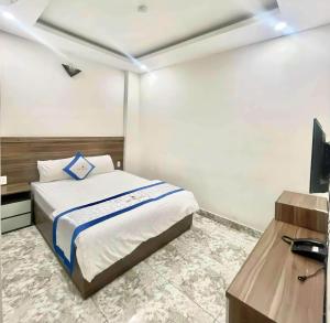 Postel nebo postele na pokoji v ubytování Khách Sạn Trần Long