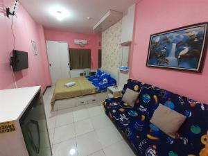 Μια τηλεόραση ή/και κέντρο ψυχαγωγίας στο Apartemen SUKARNO HATTA Ely