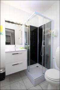 Koupelna v ubytování Hôtel Peyramale + 28 fotografií