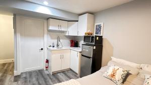 Kuchyň nebo kuchyňský kout v ubytování Cozy basement modern suite-溫馨小屋 parking kt