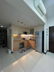 Η κουζίνα ή μικρή κουζίνα στο Seaview Mactan Newtown 1BR with 2 beds +31 φωτογραφίες