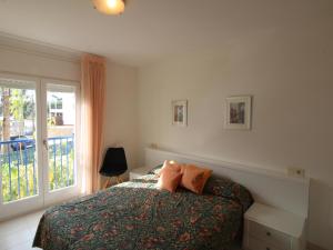 ein Schlafzimmer mit einem Bett und einem Fenster in der Unterkunft EMPÚRIES 7 - Apartamento con vistas espectaculares desde la terraza. - ES-228-167 in Llança