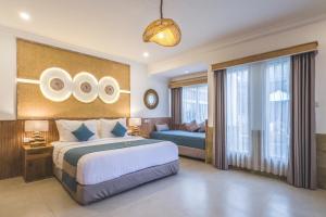 a bedroom with a large bed and a large window at Vila Ombak in Gili Trawangan