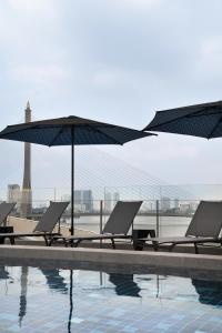 Der Swimmingpool an oder in der Nähe von The StandardX, Bangkok Phra Arthit