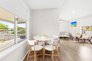 Istumisnurk majutusasutuses This is Livin' - Fire Pit - 3 Mins Walk to Beach