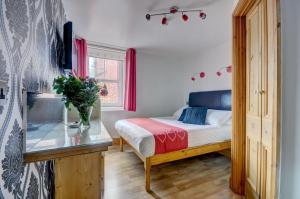A bed or beds in a room at Elford House 