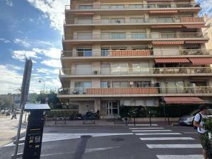 un grand bâtiment avec un passage piéton devant lui dans l'établissement Studio RDJ avec terrasse, bord de mer, WIFI, animaux acceptés - FR-1-196-367, à Roquebrune-Cap-Martin