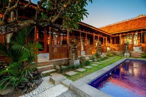 Πισίνα στο ή κοντά στο JJ HOME BALI GUEST HOUSE