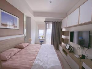 Ένα ή περισσότερα κρεβάτια σε δωμάτιο στο Apartement Springwood By LiviRooms Tangerang