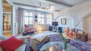 ein Wohnzimmer mit einem Sofa und einem Tisch in der Unterkunft Altstadt Apartments in Lüneburg