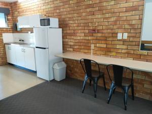 Kuchyň nebo kuchyňský kout v ubytování Shelly Beach Motel