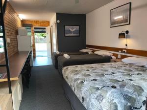 Postel nebo postele na pokoji v ubytování Shelly Beach Motel