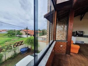 a balcony of a house with a view of a yard at Linda Casa Com Vista Pro Mar in Ilha Comprida
