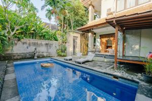 una piscina nel cortile di una casa di Sebujan Grand Aurora ad Ubud