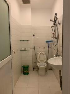 Phòng tắm tại Hỷ Lạc House