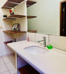 Un mostrador de baño con un lavabo y un espejo. en Los Mangales, en Villamontes