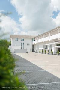 NeufinsingにあるPension Wessの中庭付きの白い大きな建物
