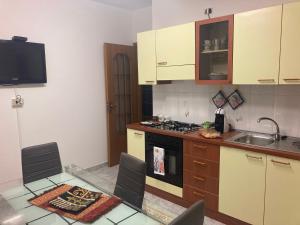 a kitchen with a stove and a table with chairs at Casa Paradiso in Palazzo Adriano