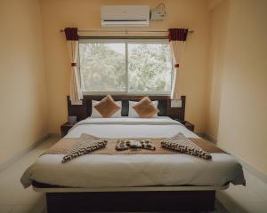 Postel nebo postele na pokoji v ubytování Hotel Mahabaleshwar Mount View