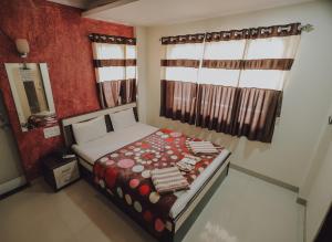 Postel nebo postele na pokoji v ubytování Hotel Mahabaleshwar Mount View