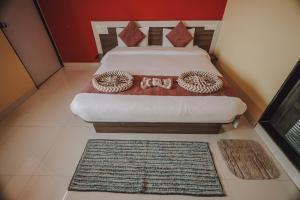Postel nebo postele na pokoji v ubytování Hotel Mahabaleshwar Mount View