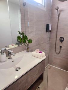 Koupelna v ubytování ทีพักติดหาดแหลม​แม่พิมพ์​Mantra Condo​ Rayong​ + 6 fotografií