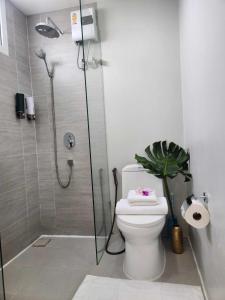 Koupelna v ubytování ทีพักติดหาดแหลม​แม่พิมพ์​Mantra Condo​ Rayong​