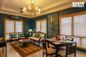 een woonkamer met een tafel en een eetkamer bij StayVista at Nayak House with Luxury Rooms, Terrace, Wi-Fi at Kolkata in Calcutta