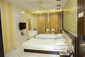 Rúm í herbergi á VITS Select Grand Inn, Ratnagiri