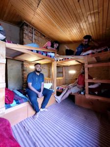 Postel nebo postele na pokoji v ubytování MudHostel Shangarh