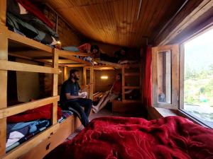 Postel nebo postele na pokoji v ubytování MudHostel Shangarh