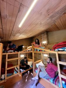 Palanda nebo palandy na pokoji v ubytování MudHostel Shangarh